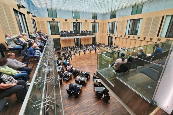 Bundesratssitzung zur Energiesteuersenkung: Politiker beraten über sinkende Kraftstoffpreise und Entlastungsmaßnahmen.