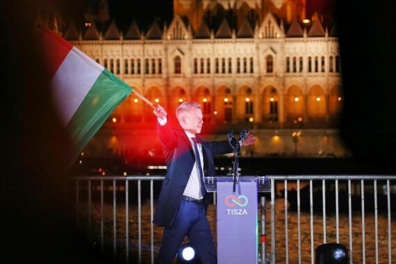 Péter Magyar bei seiner Siegesansprache nach der historischen Parlamentswahl in Ungarn.