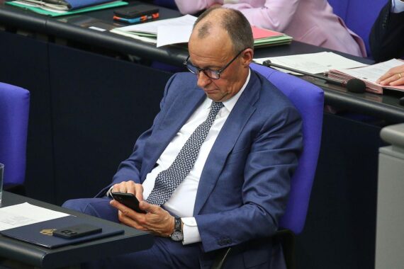 Friedrich Merz bei einer Pressekonferenz, Gedanken zur Sicherheit der Kommunikation in der Regierung.