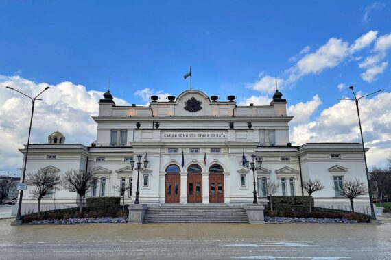 Bulgarisches Parlament mit Abgeordneten, die über zukünftige Regierungsbildung nach Wahl diskutieren.