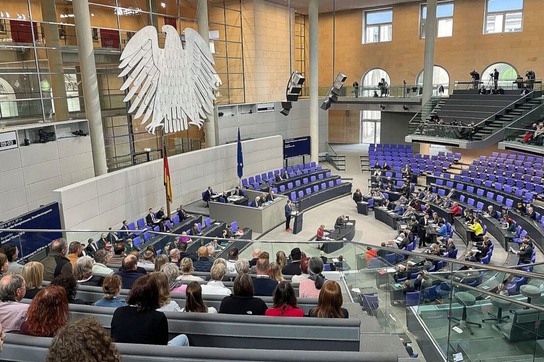 Bundestag beschließt "Tankrabatt" und 1.000-Euro-Prämie