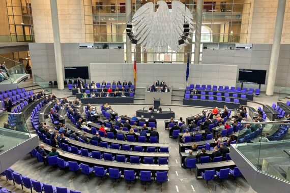Bundestagssitzung mit Abgeordneten, die über Diätenanpassung und politische Meinungen diskutieren.