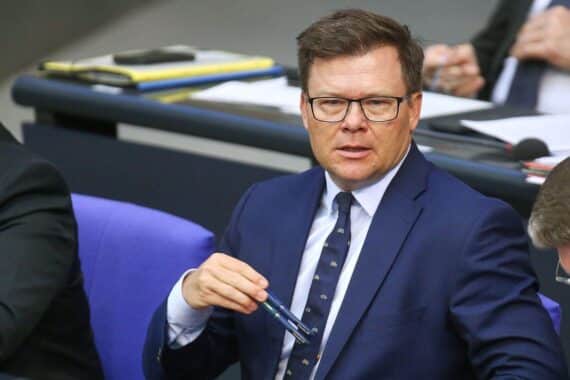 Bundesumweltminister Carsten Schneider spricht über Energiekrise und den Ausbau erneuerbarer Energien.