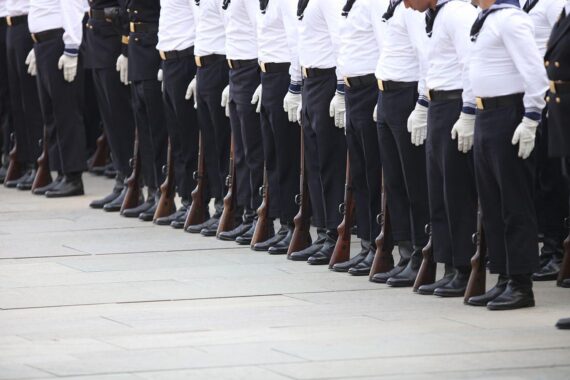 Marine-Soldaten beim Einsatz, symbolisieren Herausforderungen und Veränderungen in der deutschen Marineführung.