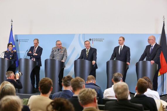 Bundeswehrkonzept: neue Militärstrategie, verstärkte Landesverteidigung und Personalaufbau bis 2026.