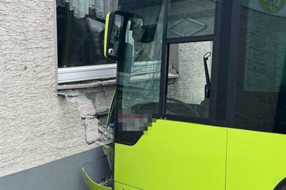 Ein Linienbus prallt gegen eine Hauswand, Sachschaden entstanden, keine Verletzten.