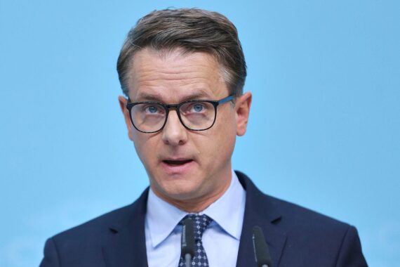 Carsten Linnemann diskutiert Reformen im Gesundheitssystem, fordert weniger Krankenkassen und niedrigere Kosten.