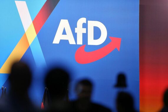 CDU-Logo und ländliche Kulisse; Fokus auf Herausforderungen gegen die AfD in Ostdeutschland.