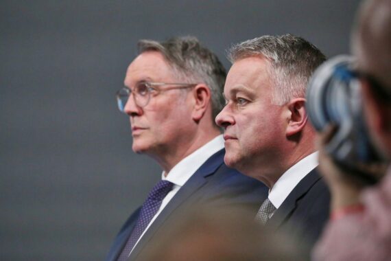 Alexander Schweitzer und Gordon Schnieder diskutieren über Koalitionsverhandlungen in Rheinland-Pfalz.