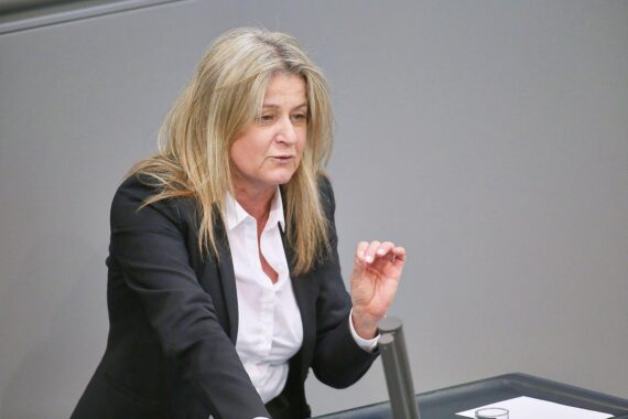 Mechthilde Wittmann kritisiert Tankstellenbetreiber wegen unzureichender Spritpreissenkungen und fordert Marktinterventionen.