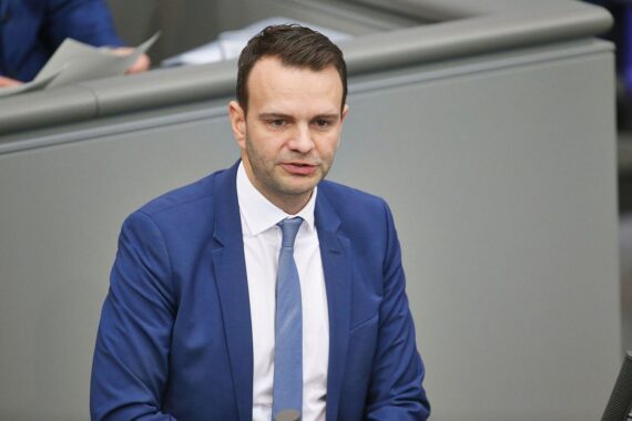 Florian Dorn verteidigt Steuerkonzept, betont Entlastungen für Mittelschicht und höhere Einkommen.