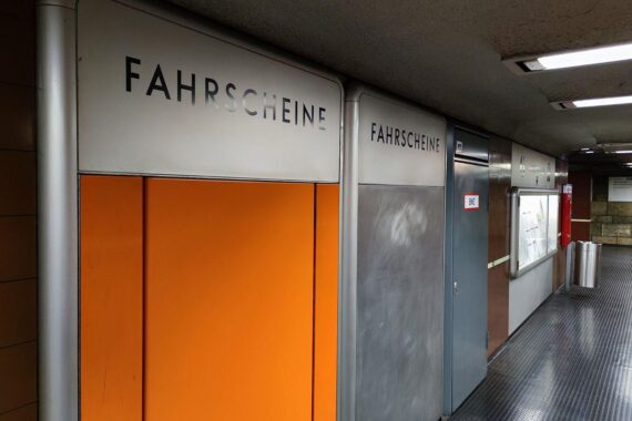 Fahrscheinautomat im öffentlichen Raum, Symbol für Diskussion über Schwarzfahren und Nahverkehrsfinanzierung.