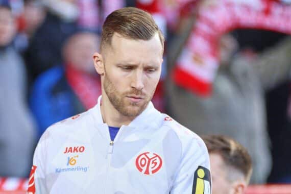 Fußball-Spielszene: Racing Strasbourg feiert den Sieg über Mainz mit 4:0 im Viertelfinale.