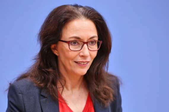 Yasmin Fahimi warnt vor politischen Vorschlägen, die Arbeit und Krankenkassenleistungen betreffen.