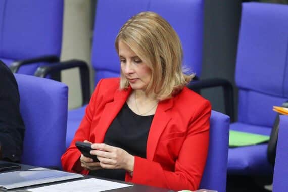 Phishing-Attacke auf Bundesregierung: Sicherheitsbedenken und Überwachung von betroffenen Mitgliedern.