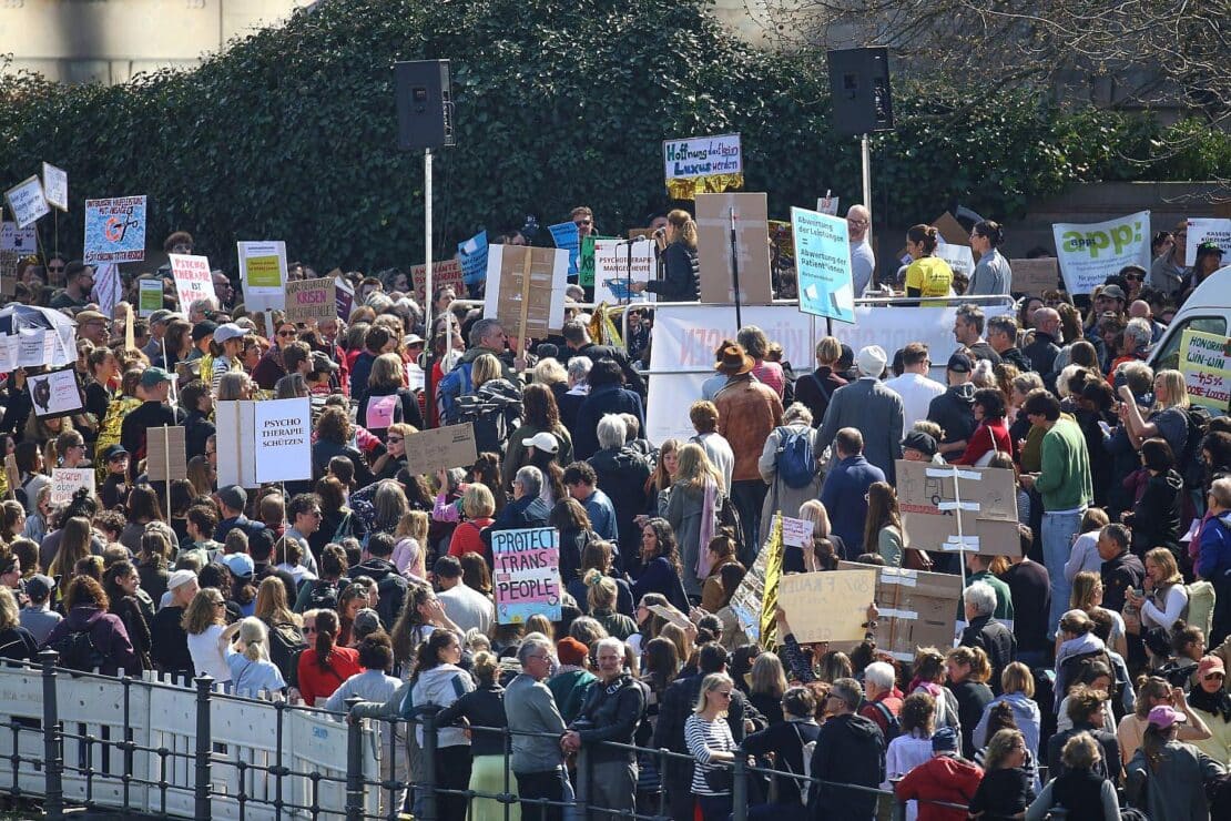 Demo vor dem Bundestag gegen Kürzungen für Psychotherapeuten