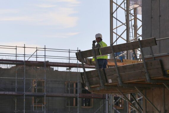 Bauarbeiter errichten neue Wohnungen auf einer Baustelle; Baugenehmigungen steigen deutlich in Deutschland.