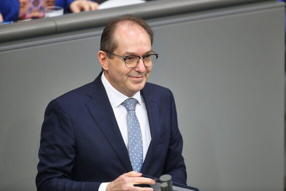 Alexander Dobrindt präsentiert neue Beamtenbesoldung, um Bundesverfassungsgerichtsvorgaben umzusetzen. Kosten steigen erheblich.