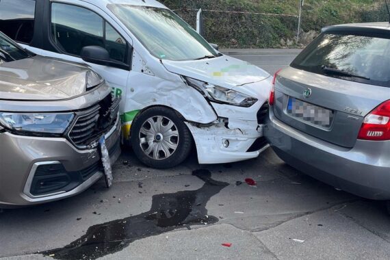 Unfallwagen auf Straße, Rettungsdienste, Polizei, leicht verletzte Insassen, Scherben und Trümmer.