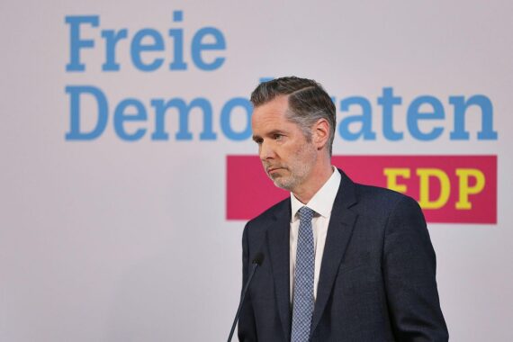 Christian Dürr unterstützt Wolfgang Kubicki, während er seine Kandidatur für FDP-Parteivorsitz zurückzieht.