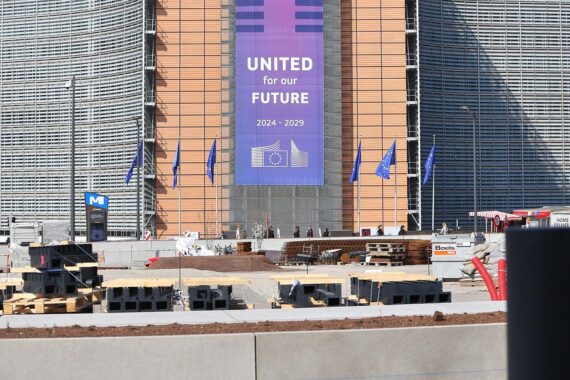 Das Bild zeigt das Gebäude der EU-Kommission in Brüssel als Symbol für digitale Marktregulierung.