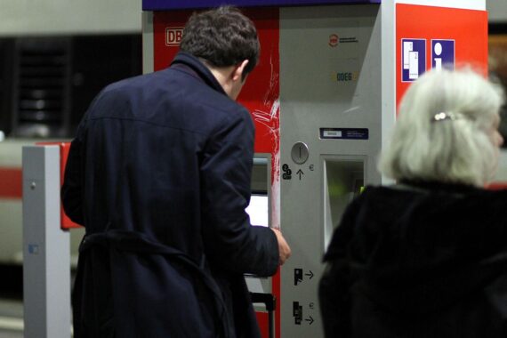 Reisender am Fahrkartenautomaten; Debatte über Entkriminalisierung von Schwarzfahren in Deutschland.