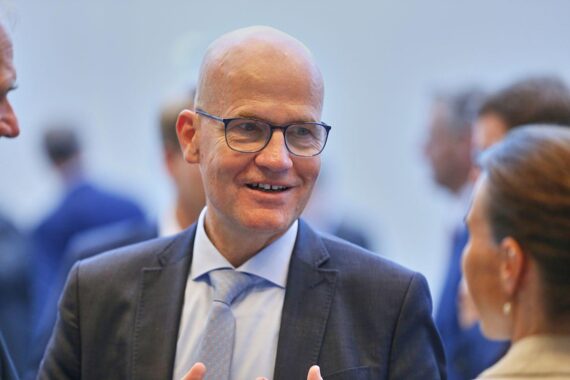 Ralph Brinkhaus fordert staatliche Hilfe bei Energiekrise, Kritik an fossilen Energiegesetzen und Emissionshandel.
