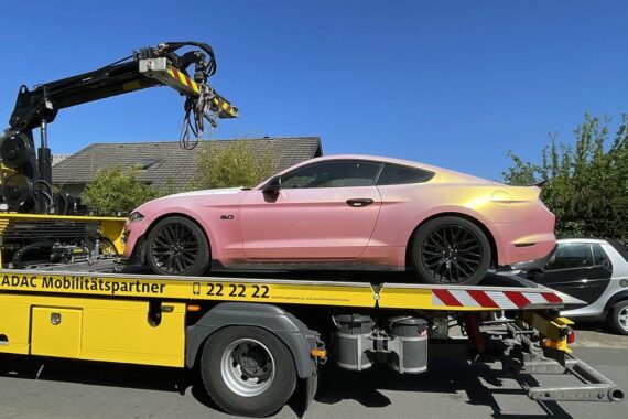 Beschlagnahmtes Auto, Bargeld und Beweismittel nach großangelegter Geldwäsche-Ermittlung.