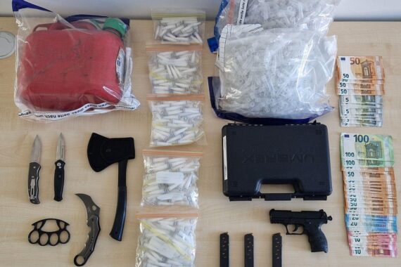 Kokain und Beweismittel, sichergestellt bei Polizeieinsatz gegen Drogenhandel in Papenburg.