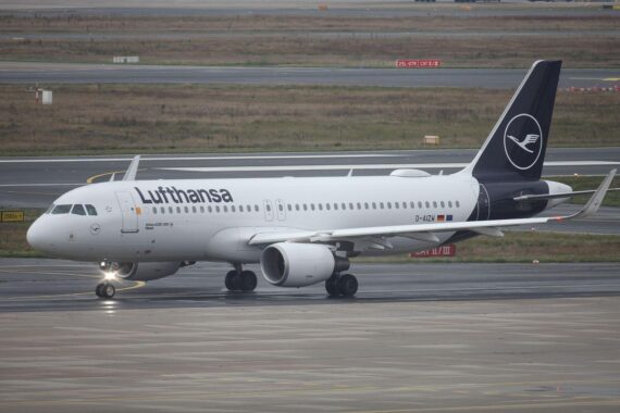 Lufthansa-Maschine im Flug, symbolisiert die Auswirkungen juristischer Entscheidungen auf die Airline.