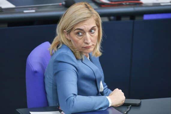 Nina Warken diskutiert Gesundheitsreform; Besorgnis über Auswirkungen auf gesetzlich Versicherte und Zweiklassenmedizin.