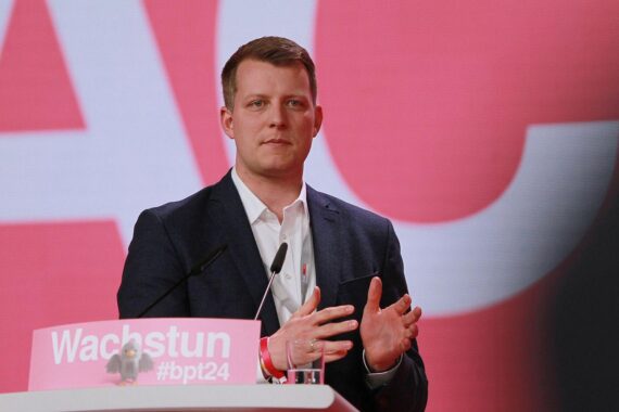 Henning Höne, FDP-Kandidat, diskutiert Neustart der Partei vor besorgtem Publikum.