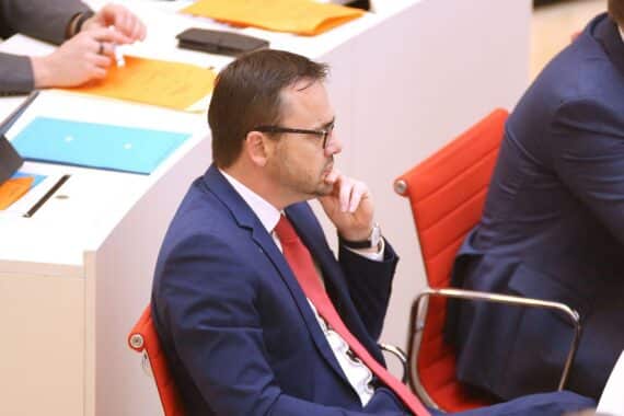 Politiker diskutieren über Jugendkriminalität und Medienkompetenz im Kontext von Bildung und gesellschaftlichen Sorgen.