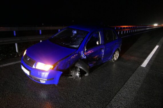 Autounfall auf Autobahn: Falschfahrer kollidiert, hohe Schäden, zwei leicht Verletzte.