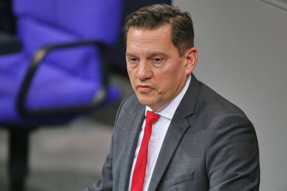 Johannes Fechner diskutiert Genehmigungspflicht für Auslandsaufenthalte junger Männer ohne Wehrpflicht.