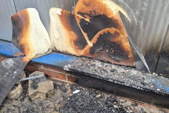 Fassadenbrand an Sporthalle in Hundsmühlen, Feuerwehr meldet Fehlalarm, Einsatzkräfte werden abbestellt.