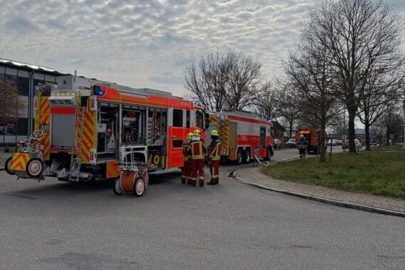 Feuerwehr im Einsatz; starker Rauch aus Gewerbebetrieb in Kaltenkirchen, Maschinen betroffen.