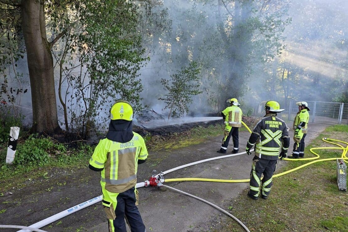 Feuerwehr Hünxe löscht Brand in Waldstück an der Gahlener Straße