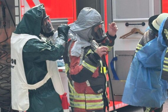 Großeinsatz der Feuerwehr bei Gefahrstoffreaktion in Norderstedt, chemische Dämpfe, Sicherheit im Fokus.