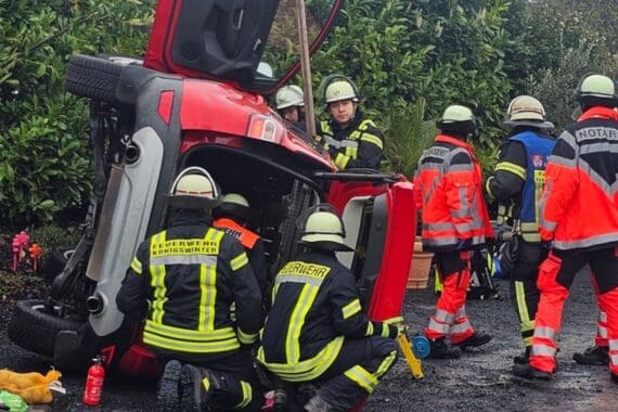Feuerwehr befreit eingeschlossene Autofahrerin in Königswinter