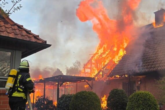 Feuerwehr löscht lodernden Brand in Bostel, einstürzendes Gebäude, großeinsatz, Atemschutztrupps, Drehleitern.