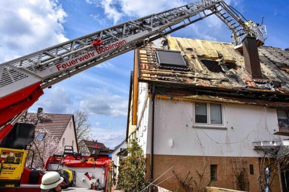Feuerwehr bekämpft Glutnester nach Wohnhausbrand in Böblingen-Dagersheim