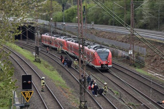 Feuerwehr rettet Fahrgäste aus S-Bahn nach Oberleitungs-Schaden bei Gruiten. Sicherheitsmaßnahmen erforderlich.