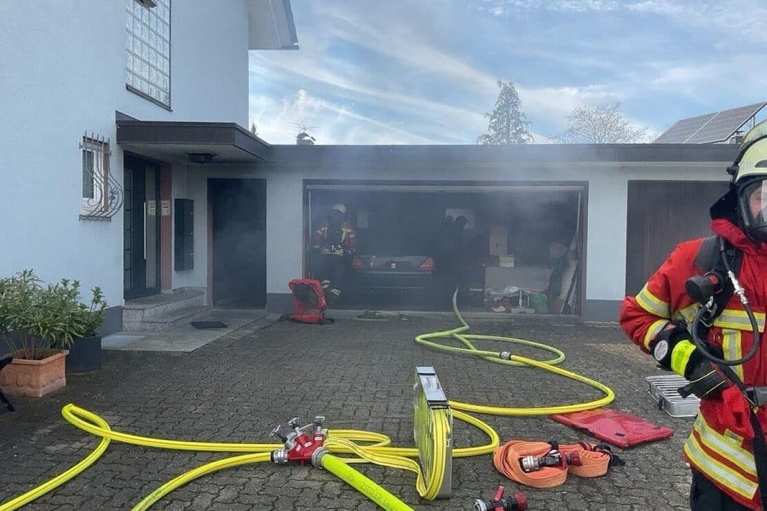 Feuerwehr löscht Akkubrand in Garage in Weil am Rhein