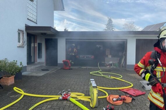 Garagenbrand mit Feuerwehr und beschädigten Akkus; Einsatzkräfte löschen Flammen in Haltingen.