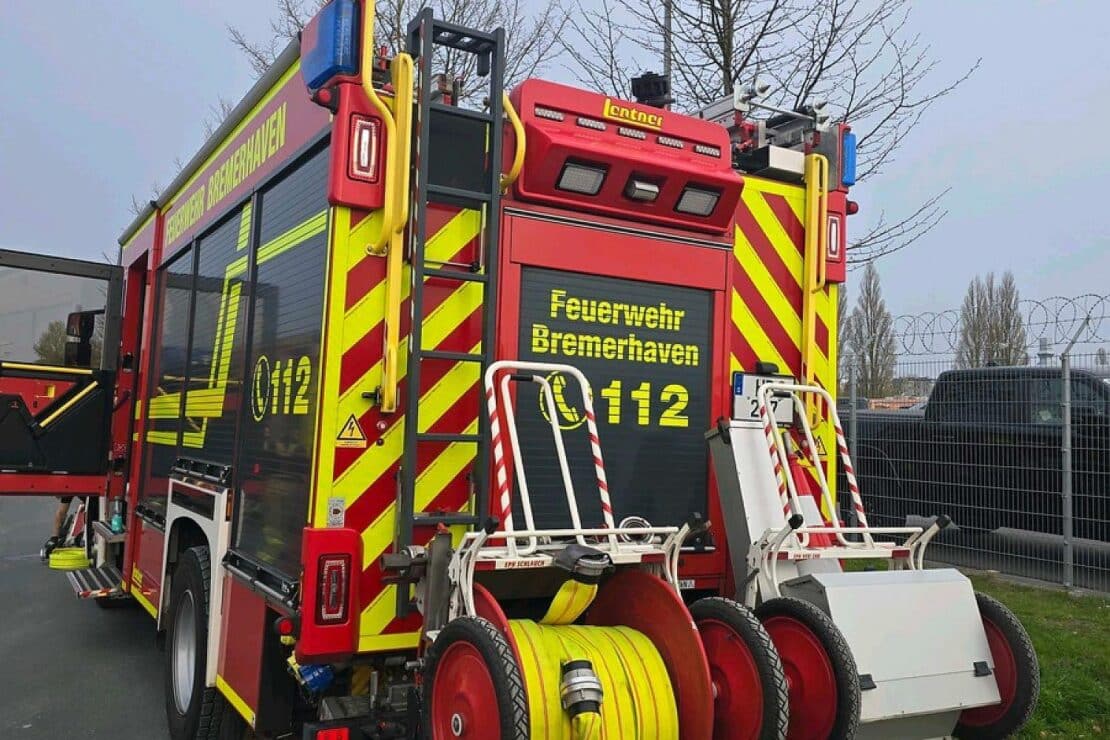 Feuerwehr löscht Brand in Bremerhavener Gewerbebetrieb
