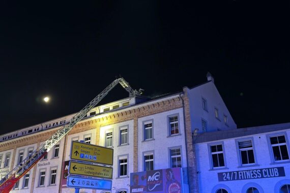 Brand in Stockach: Feuerwehr im Einsatz, Flammen, Drehleitern, Einsatzkräfte kämpfen gegen Großfeuer.