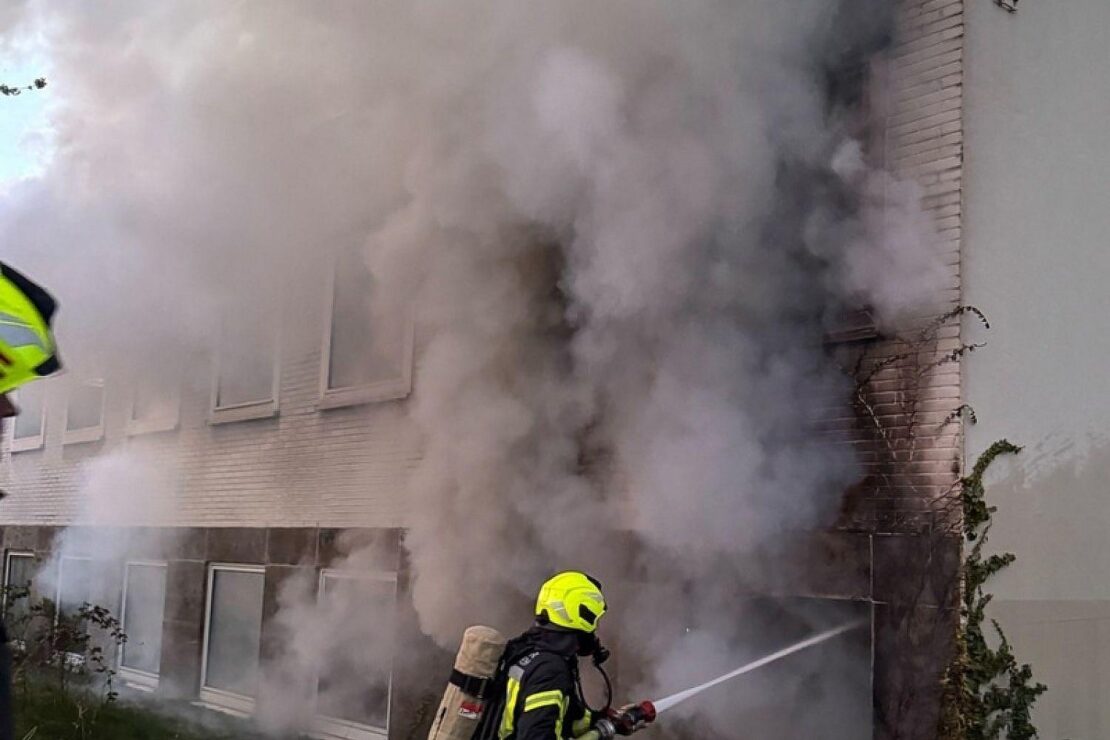 Feuerwehr löscht Kellerbrand in Gelsenkirchener Betriebsgebäude
