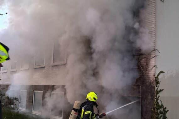 Feuerwehr löscht Brand in Gelsenkirchen, schwarzer Rauch steigt auf, Einsatzkräfte im Einsatz.