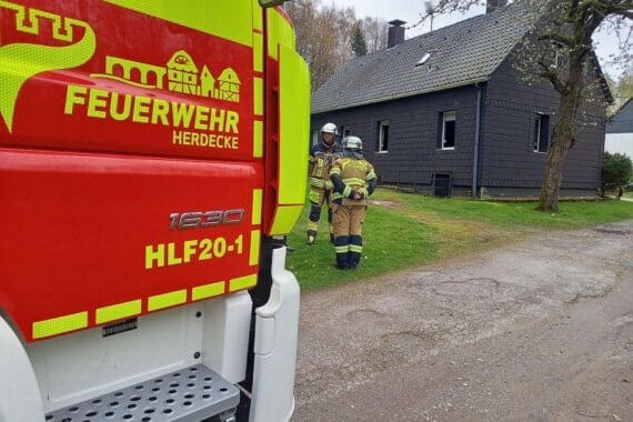 Feuerwehr löscht Schwelbrand in Herdecker Einfamilienhaus